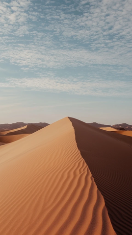 无垠沙丘与清澈天空