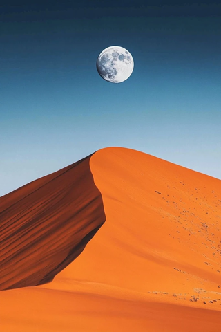 月夜橙色沙丘与阴影
