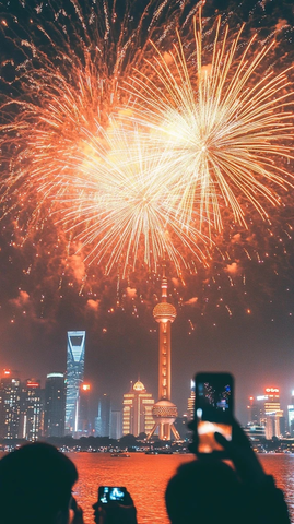 东方明珠塔下人们拍摄绚烂烟花