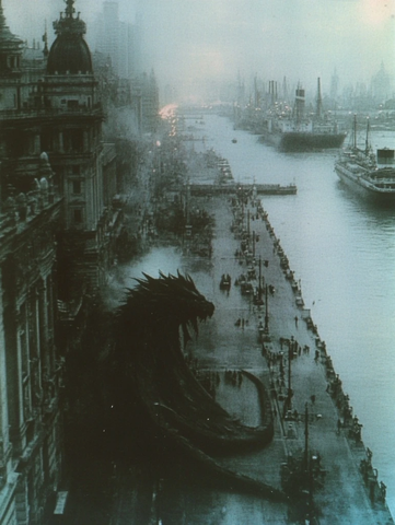 水边城市街道上出现巨大怪兽的景象