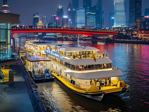 黄浦江畔灯火辉煌的游船夜景