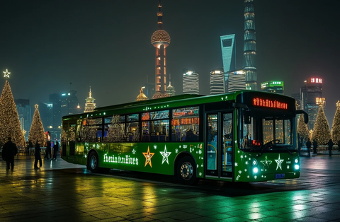 上海夜景中的圣诞主题巴士
