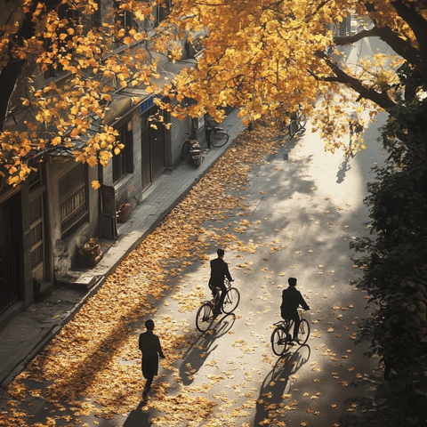 铺满黄叶的街道上人们骑车步行的景象