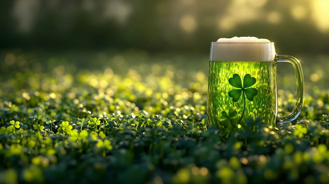 圣帕特里克节三叶草与绿啤酒
