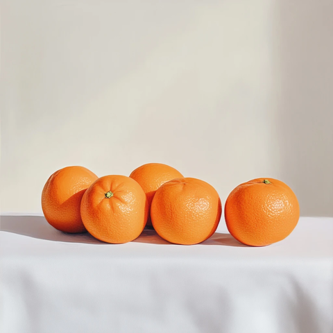 桌上摆放的柑橘