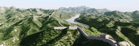 俯瞰群山间蜿蜒的长城