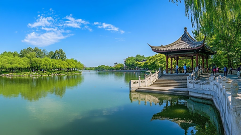 水边古亭风景如画的自然景观