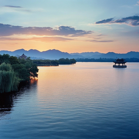 山水间的亭子湖畔的黄昏美景