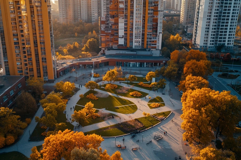 城市中带绿地公园的居民区鸟瞰全景