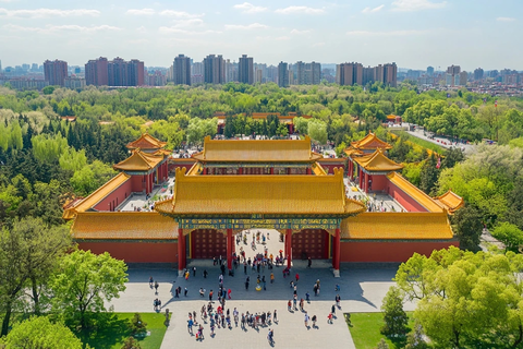 俯瞰古建筑景点人群攒动的热闹景象