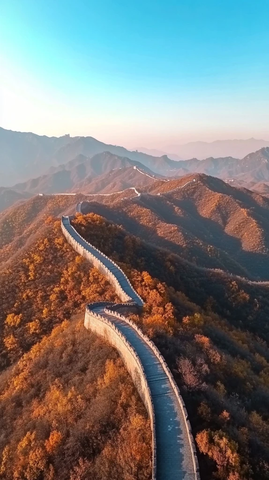 蜿蜒于崇山峻岭间的长城全景