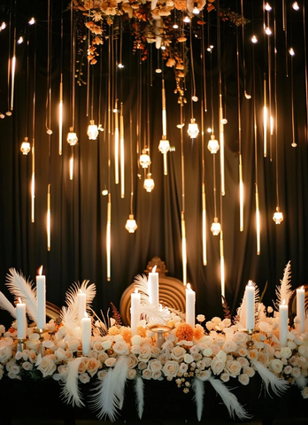 黑色背景白色蜡烛羽毛舞台