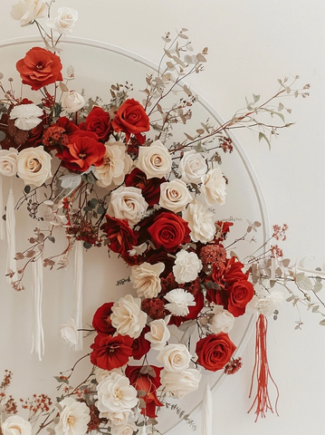 白墙红玫瑰婚礼背景