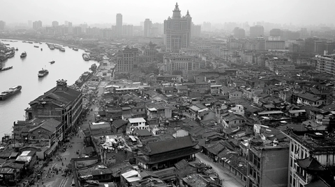 城市河流沿岸建筑与船只的俯瞰景象