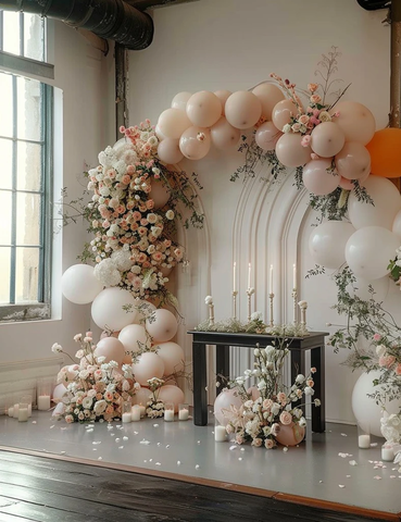 白粉色花卉拱门与气球装饰