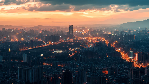 暮色下灯火辉煌的城市夜景鸟瞰全景