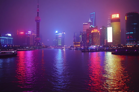 黄浦江畔夜景灯火辉煌的摩天大楼