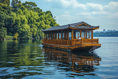 湖面上的传统中式游船