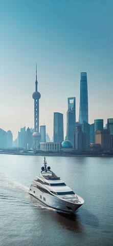 黄浦江上的游艇与上海陆家嘴的摩天大楼