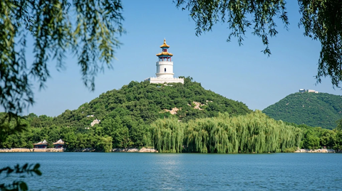 湖中小岛上的古塔风光