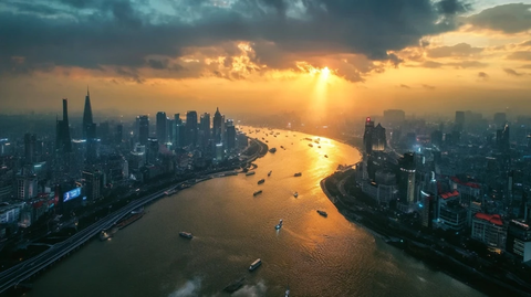夕阳下城市河流的航拍全景