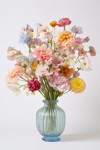 花朵在透明花瓶中的自然排列