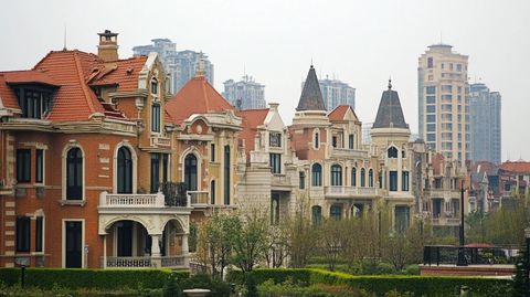 欧式风格别墅群及背后的高楼大厦