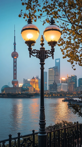 上海外滩夜景中的东方明珠及街灯