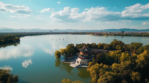湖中小岛上的古典建筑风景