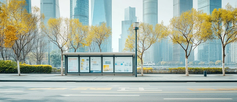 城市街道边带有广告栏的公交站台