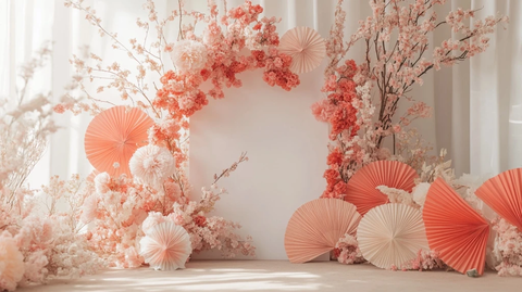 花拱门与纸扇装饰