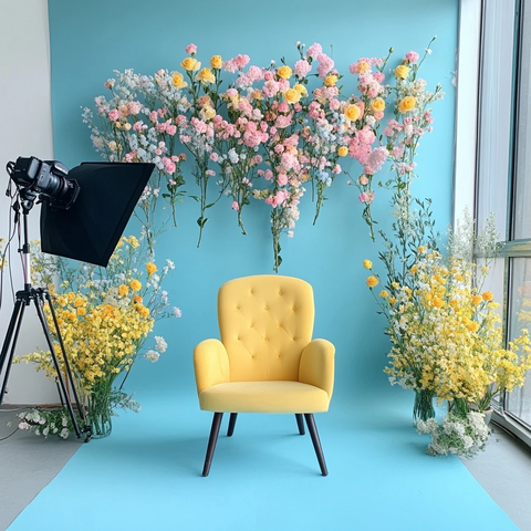 婴儿蓝背景与黄色椅子