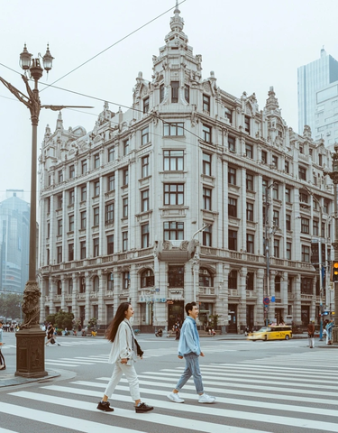 欧式建筑前行人穿行的街景