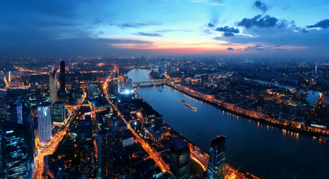 城市夜景鸟瞰图河流两岸灯火辉煌