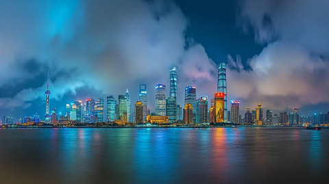 黄浦江畔的上海外滩夜景