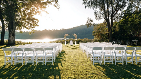 白色椅子草坪婚礼