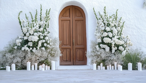 教堂门前的白花与蜡烛