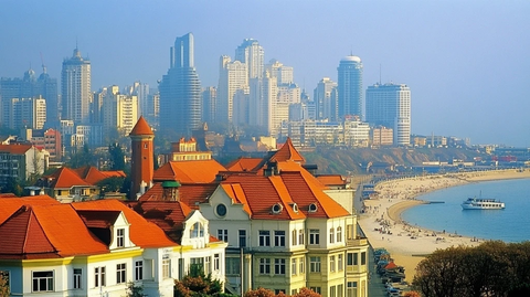 海滨城市特色建筑与现代高楼的全景