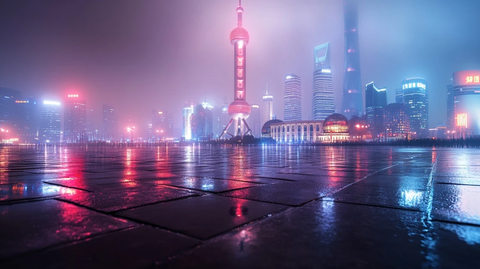 雨夜中的上海外滩灯光璀璨