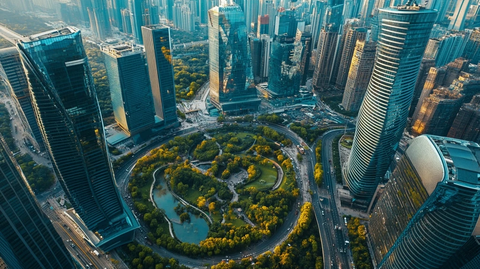 现代都市高楼林立中的中心绿地鸟瞰全景