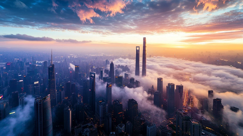 云雾中俯瞰城市摩天大楼的壮丽景象