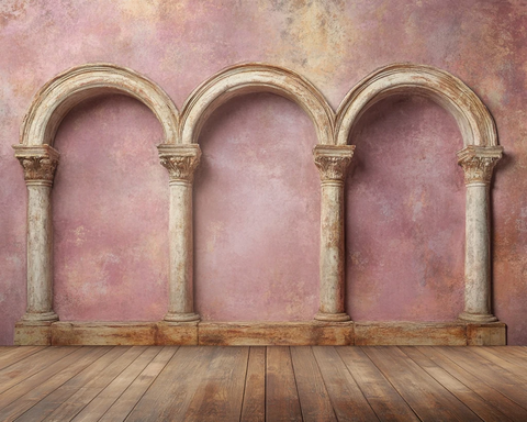 古老石雕拱门与木地板