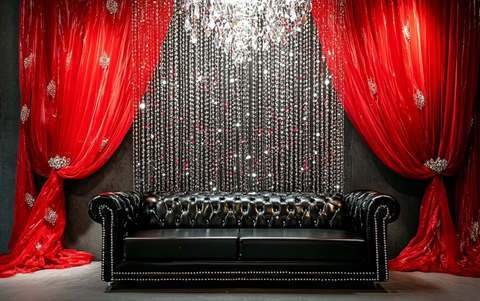 黑色皮革沙发与红色窗帘装饰