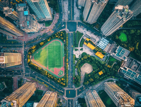 城市建筑中的绿地操场鸟瞰全景