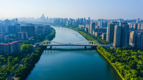 现代化城市中河流与桥梁的壮丽景象