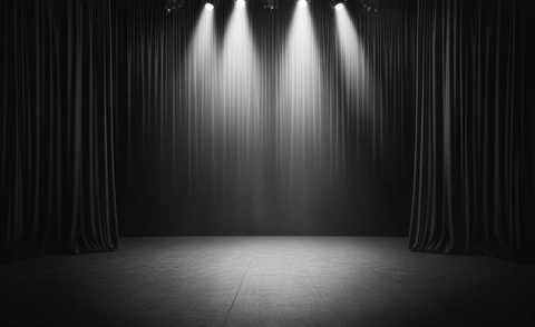黑色舞台幕布与聚光灯