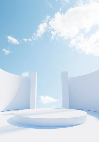 白色圆形舞台与蓝色天空