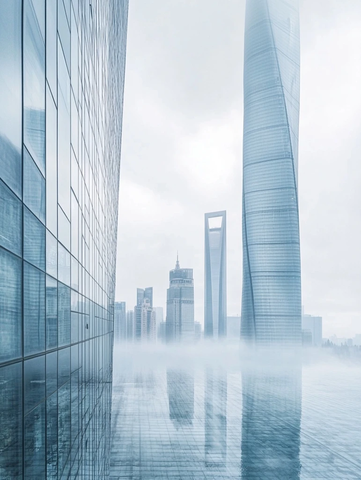 雾中现代都市高楼大厦的冷峻景象