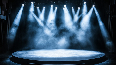 舞台聚光灯照亮圆形舞台