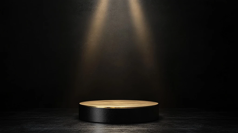 黑色金色背景与聚光灯下的基座